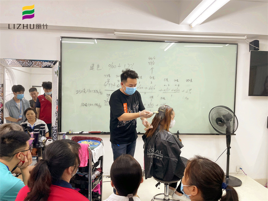 染膏怎么才能涂均勻？廣西染發(fā)培訓(xùn)學(xué)?，F(xiàn)場示范