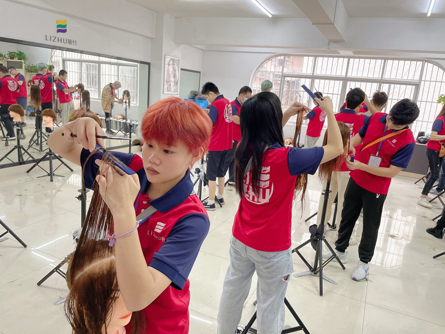 你適合剪齊劉海嗎？南寧剪發(fā)職業(yè)學(xué)校為你詳解