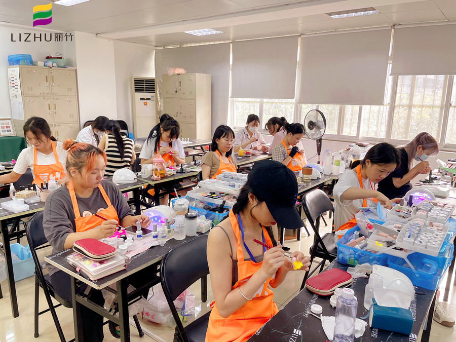 冬天做指甲為什么會裂？廣西南寧美甲學(xué)校分享原因