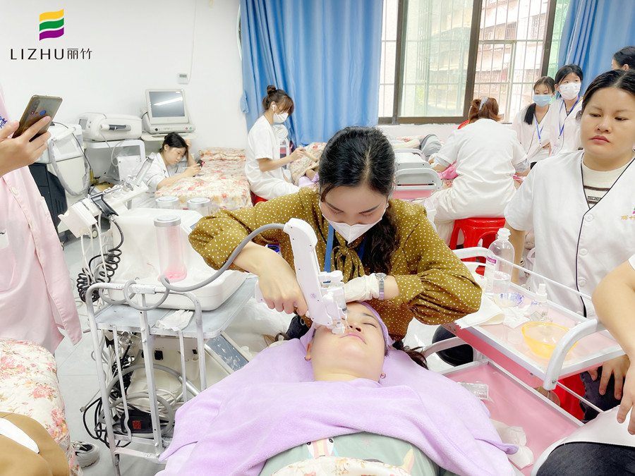 美容院該如何選擇美容儀器？廣西美容儀器培訓(xùn)班教你