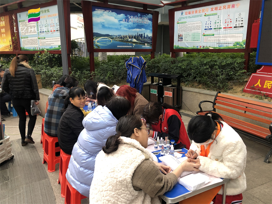 廣西美甲學校公益美甲進社區(qū)，大受居民歡迎