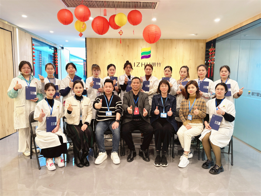 南寧美容培訓(xùn)班畢業(yè)，同學(xué)們，加油！