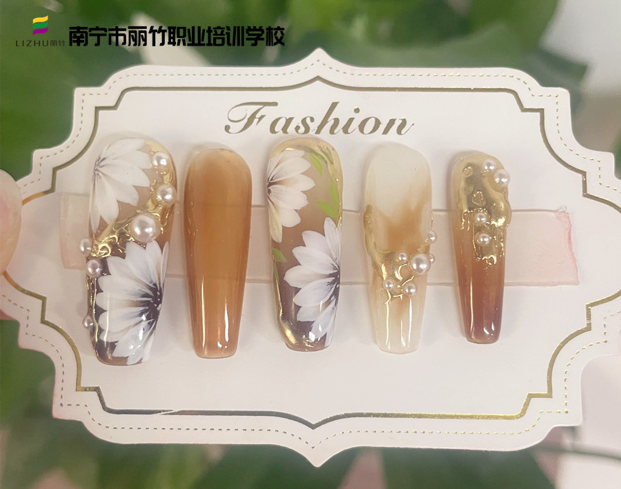 春日手繪花朵美甲，廣西美甲速成班營造春之浪漫