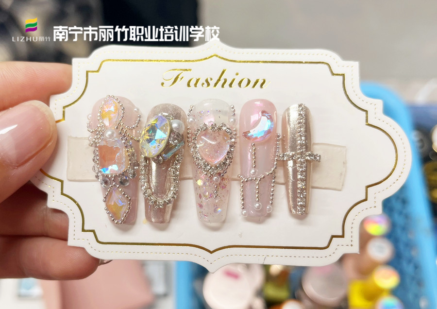 堆鉆美甲，零基礎學美甲在南寧
