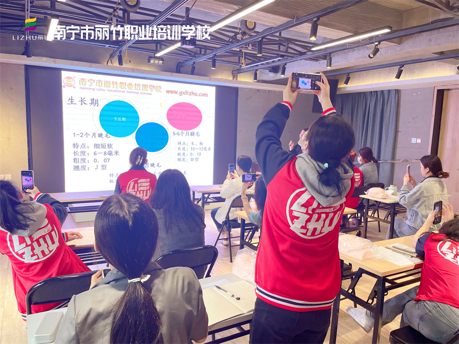 開班啦！直擊南寧美睫學(xué)校課堂實(shí)況