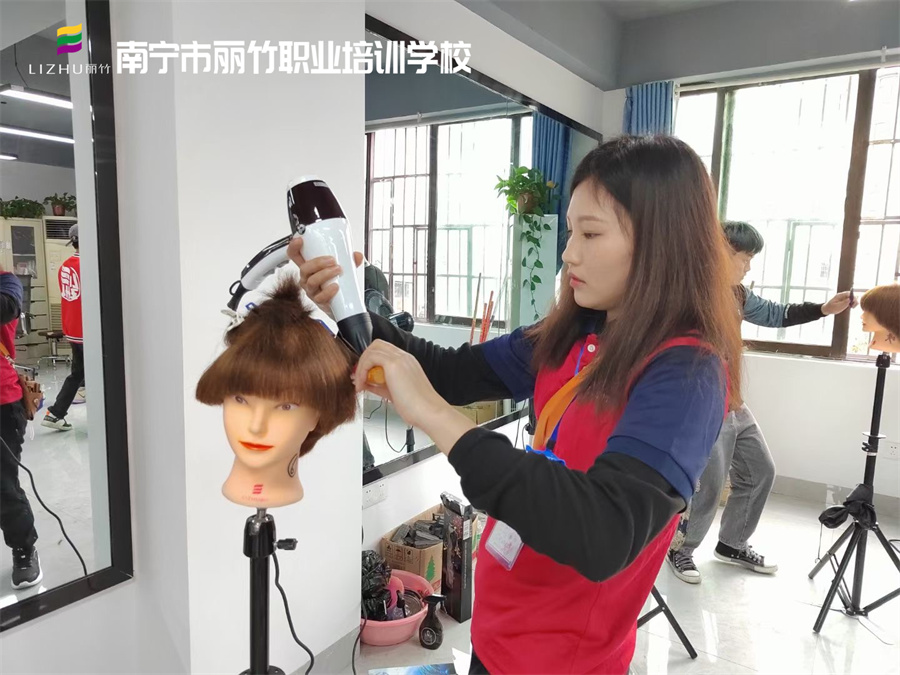廣西學(xué)吹風(fēng)造型、廣西美發(fā)吹風(fēng)培訓(xùn)