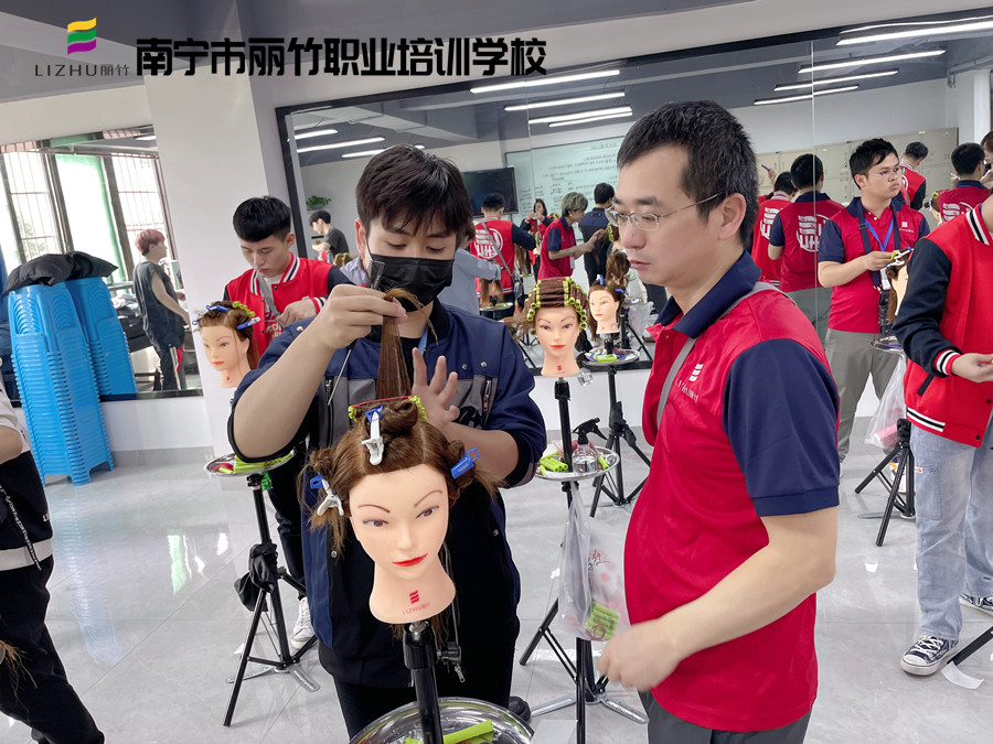 美發(fā)怎么卷杠紙？南寧美發(fā)卷發(fā)學校實訓展示