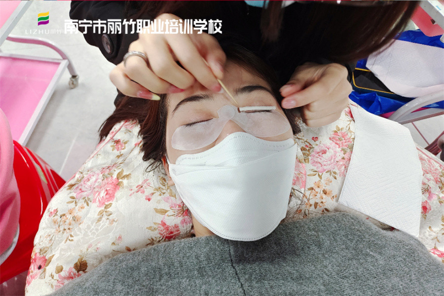 冷燙翹睫術的好處，南寧美甲美睫學校分享