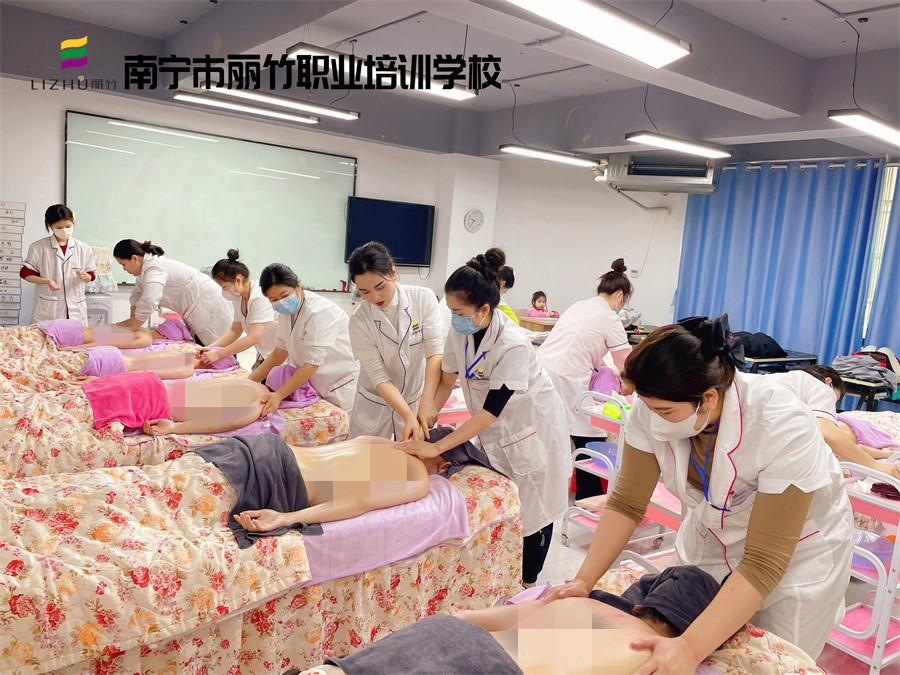 春季背部按摩的好處，廣西美容實(shí)訓(xùn)練習(xí)講解