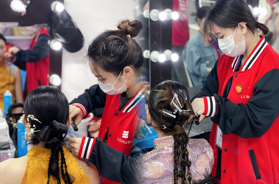 晨袍發(fā)型特點，廣西新娘彩妝造型學校課堂實訓