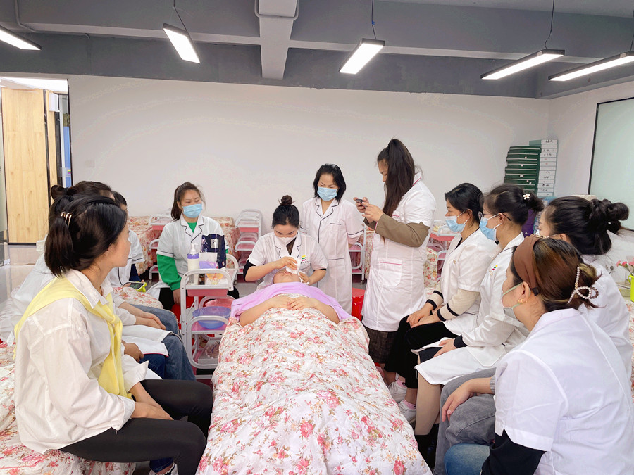 哪些化妝水不能濕敷？南寧美容護(hù)膚學(xué)校課堂筆記