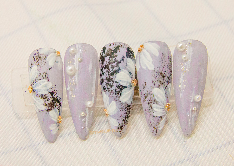南寧美甲學(xué)校：磨砂美甲，鉑金膠美甲，彩繪小雛菊美甲