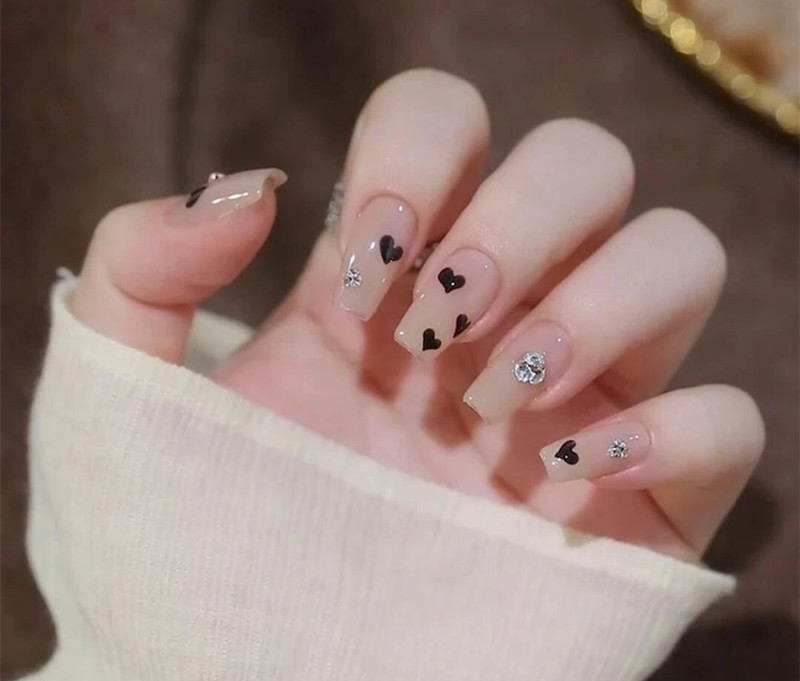不挑手的黑色美甲，廣西美業(yè)職業(yè)技術(shù)學院推薦