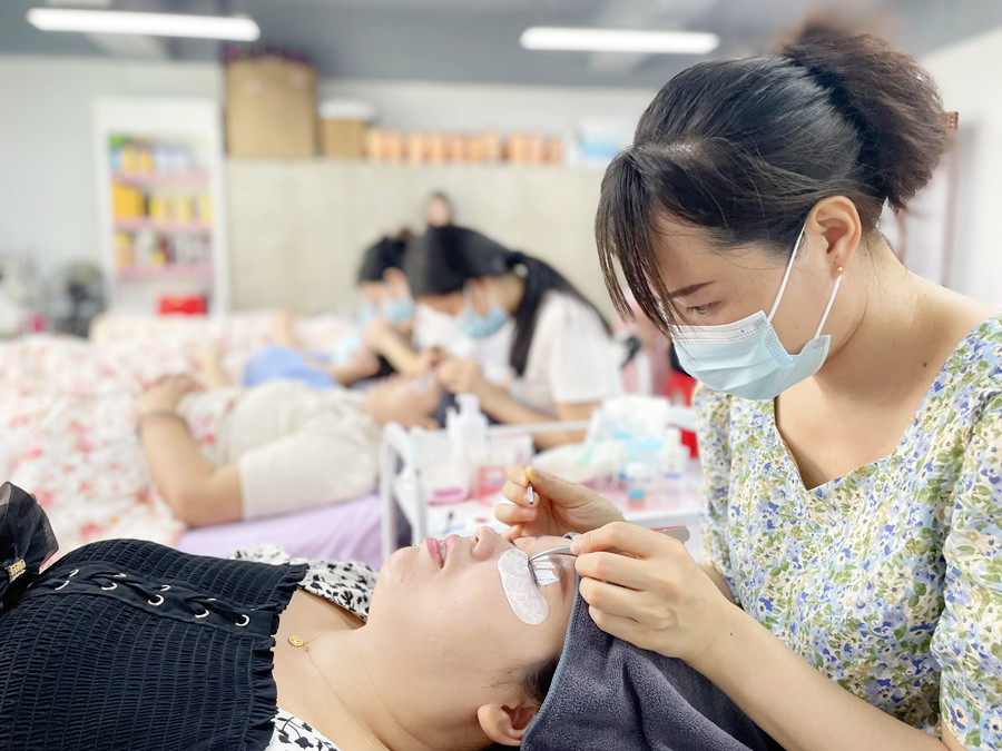 學(xué)費多少？南寧美甲美睫紋繡培訓(xùn)學(xué)校