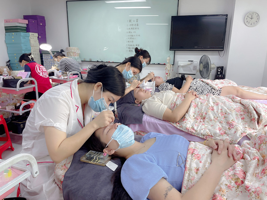 決定美睫密度與長度的標準，南寧美甲美睫分享