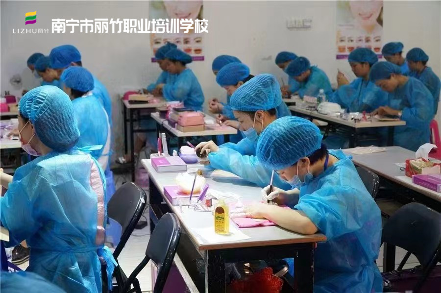 如何選擇紋繡學(xué)校？南寧紋繡學(xué)校教你