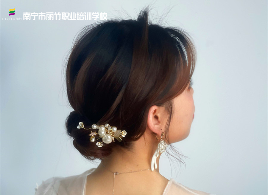 森系簡約編盤發(fā)，南寧化妝發(fā)型培訓(xùn)作品