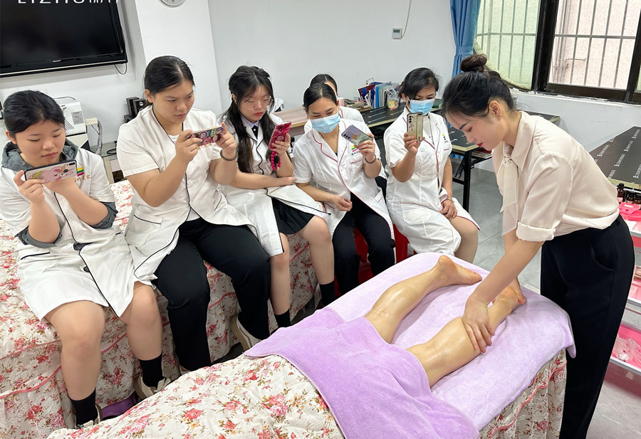 廣西美容美師：如何給腿部按摩？