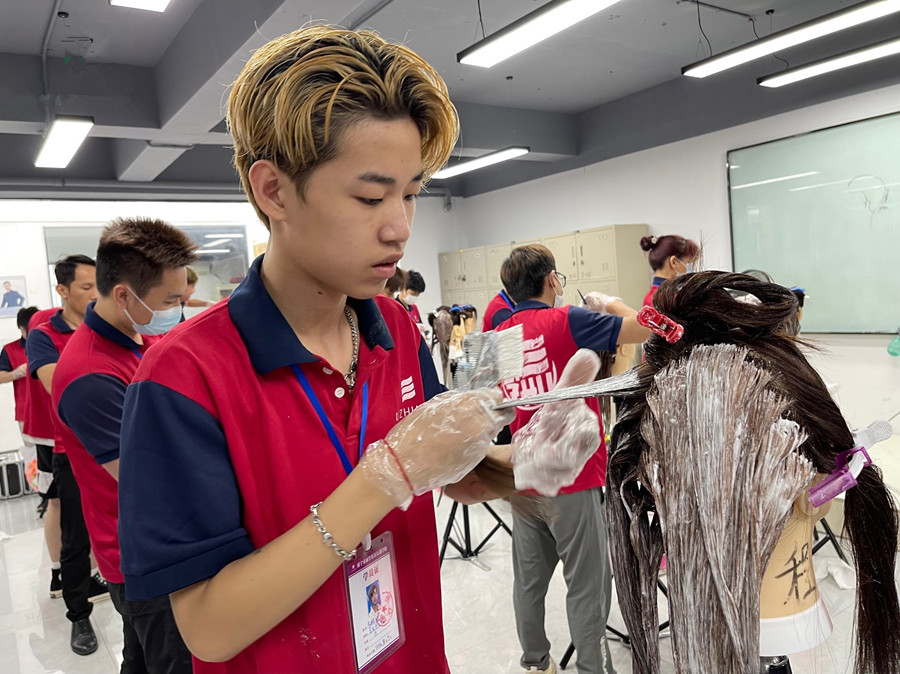 染發(fā)后怎么洗頭？南寧染發(fā)學(xué)校告訴你方法
