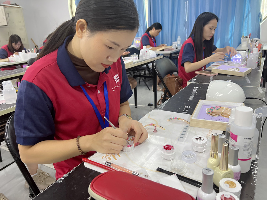 賞析！南寧美甲造型學校學員雕花作品