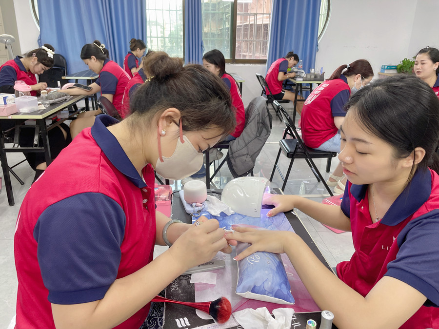 南寧美甲職業(yè)：指甲油干了怎么辦？