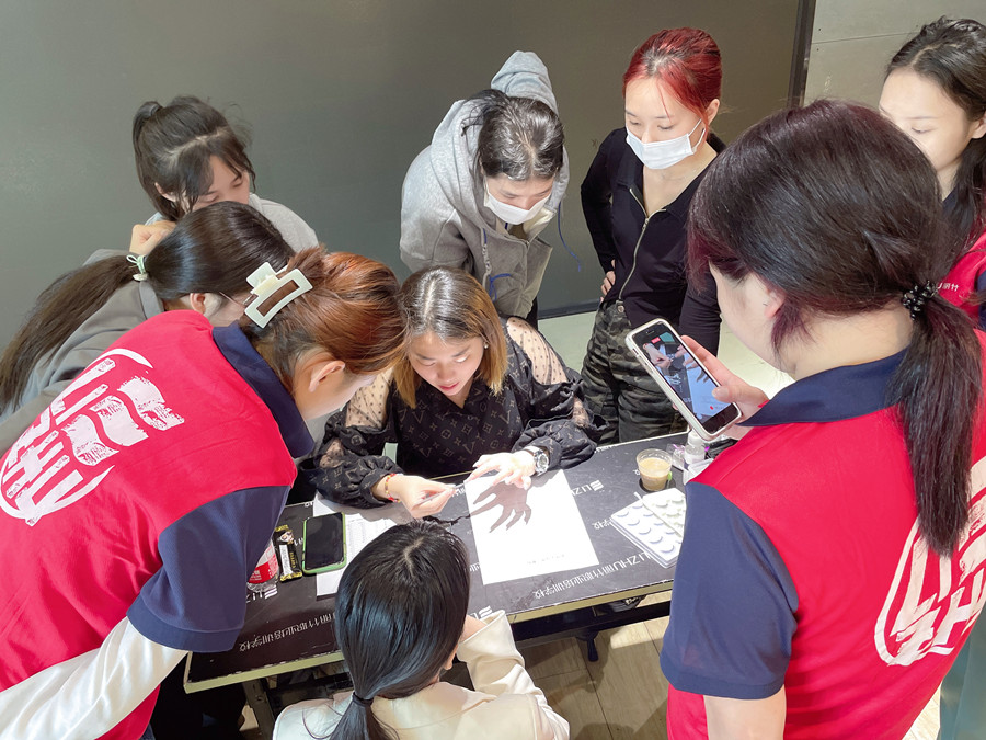 麗竹年終美睫進修專場，老師手把手教學(xué)
