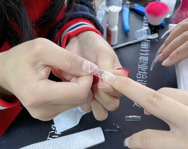 廣西美甲：貼甲片需要照燈嗎？