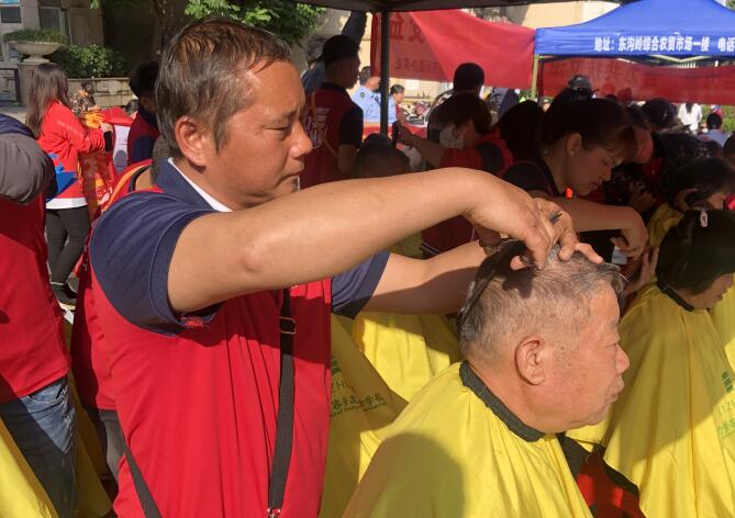 冬日暖陽，廣西美發(fā)理發(fā)學(xué)校小區(qū)免費(fèi)理發(fā)