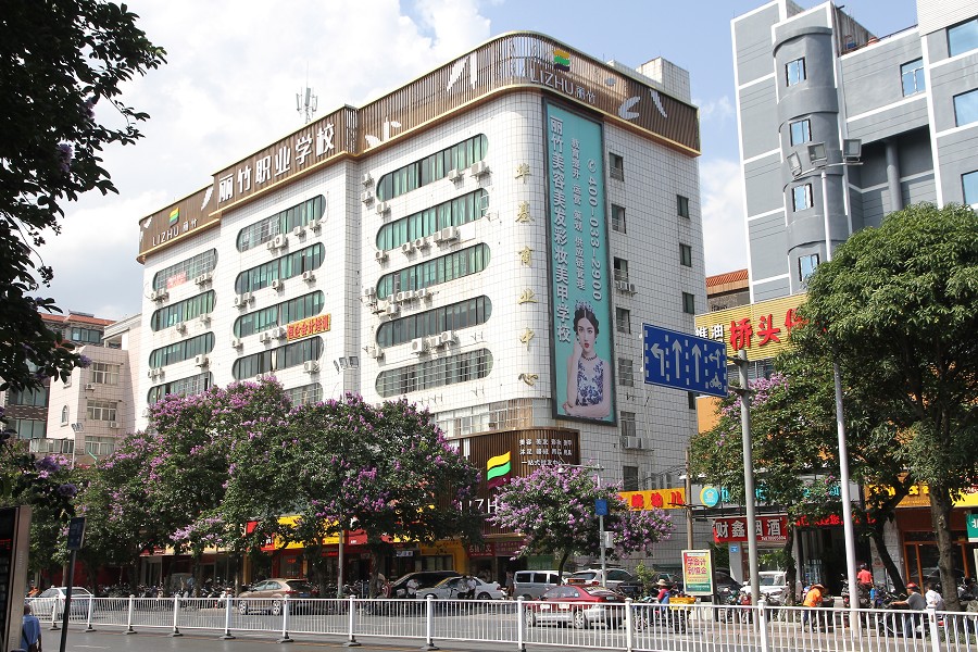 亖瘋了！南寧市美業(yè)職業(yè)培訓(xùn)學(xué)校生源爆滿