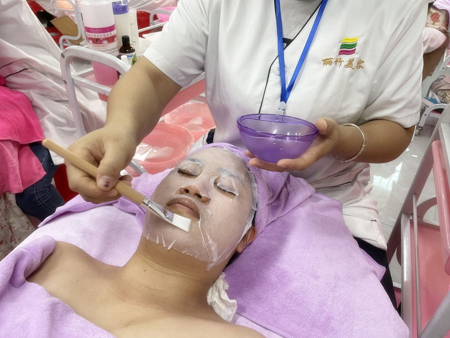 冬季敷面膜技巧，南寧美容護(hù)膚養(yǎng)顏學(xué)校分享