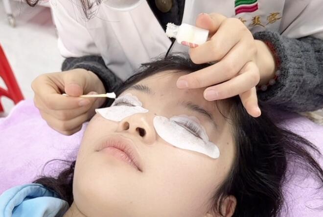 為什么建議你敷眼膜貼？?南寧美容院專業(yè)手法