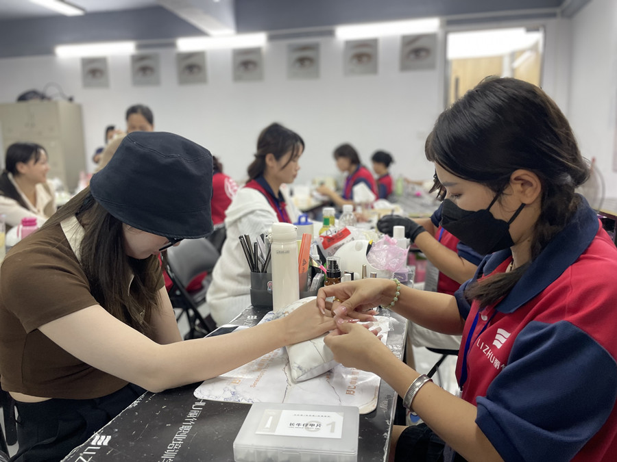 全貼甲片卸甲步驟，廣西美甲學(xué)校在哪里？