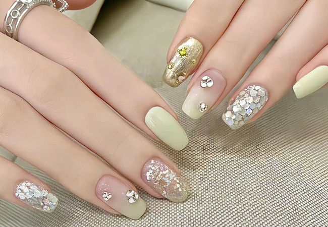 春季彩色美甲，廣西美甲店學(xué)徒推薦款