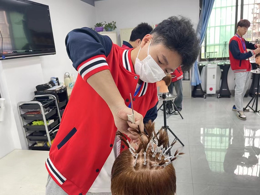 什么是錫紙燙？廣西美發(fā)燙染剪學校課程講解
