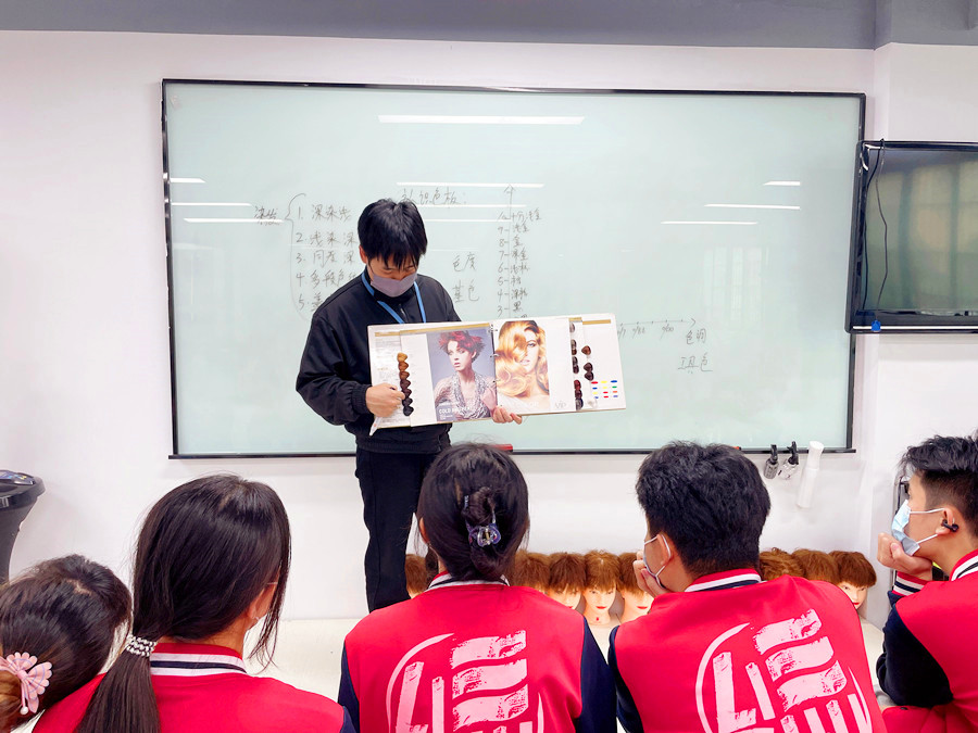 認(rèn)識(shí)染發(fā)系統(tǒng)和色板，南寧學(xué)染發(fā)基礎(chǔ)