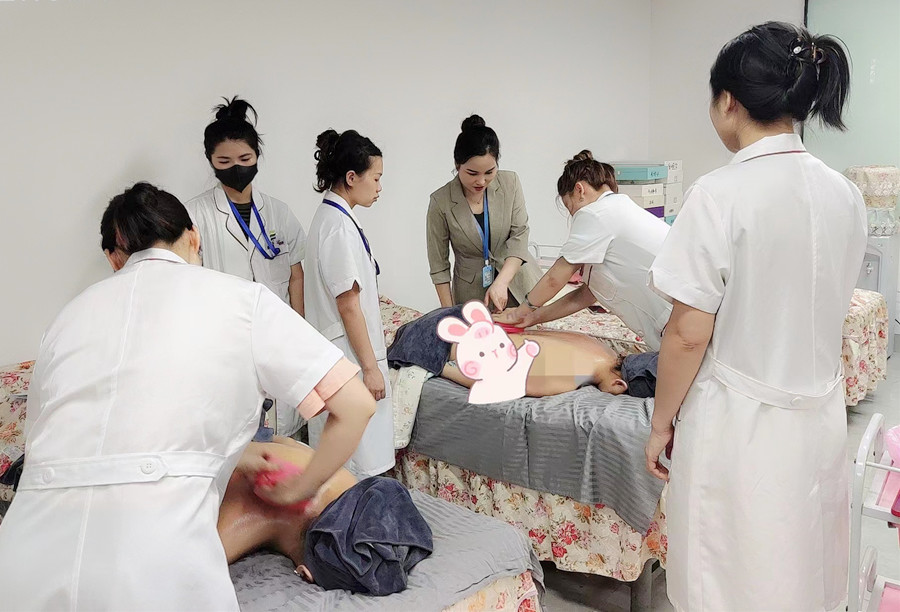 揉腹的好處，南寧美容美體健康學(xué)校講解