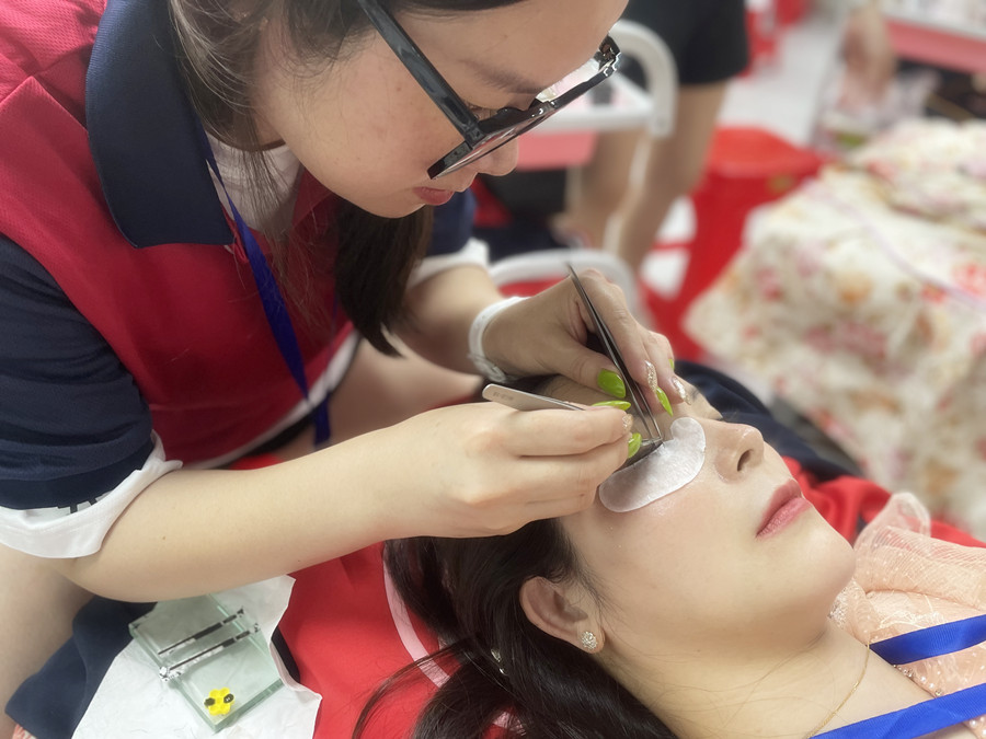 美睫后眼睛癢？廣西美甲美睫學(xué)校幫你解決