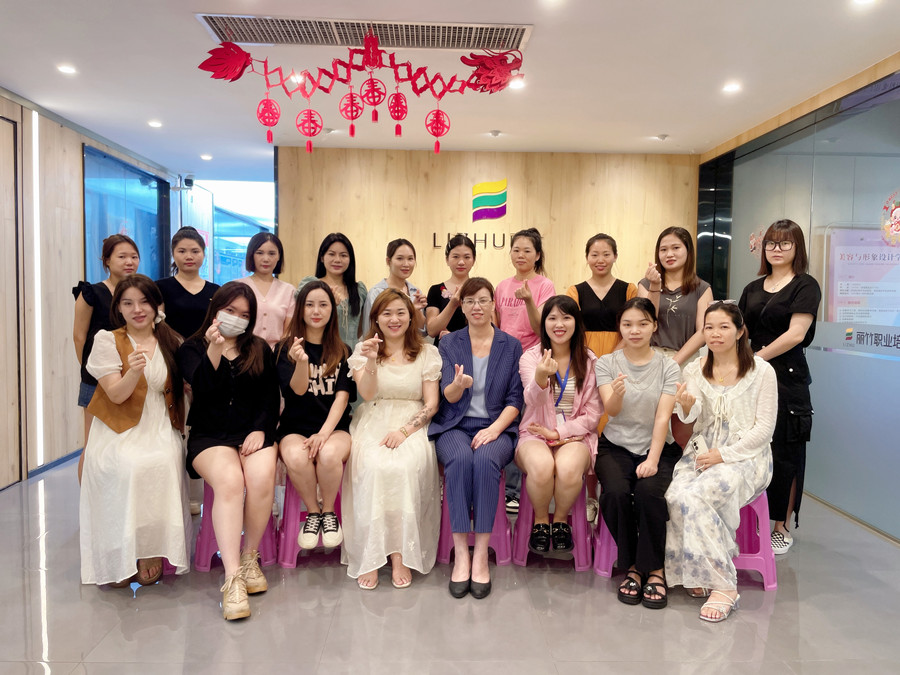 圓滿收官！南寧美睫職業(yè)學(xué)校課程結(jié)束