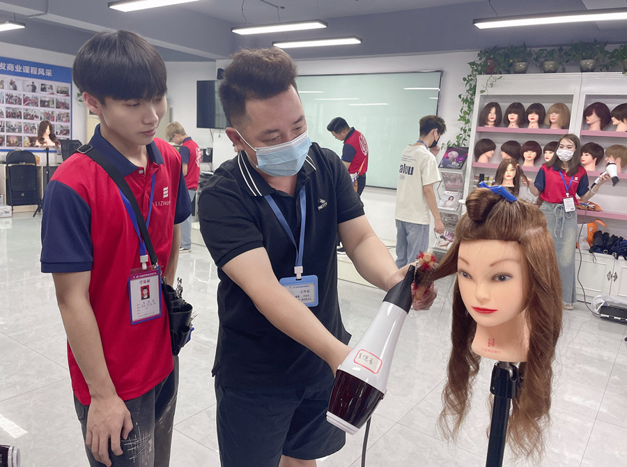 怎么樣才能做好吹風造型？南寧美發(fā)吹風培訓