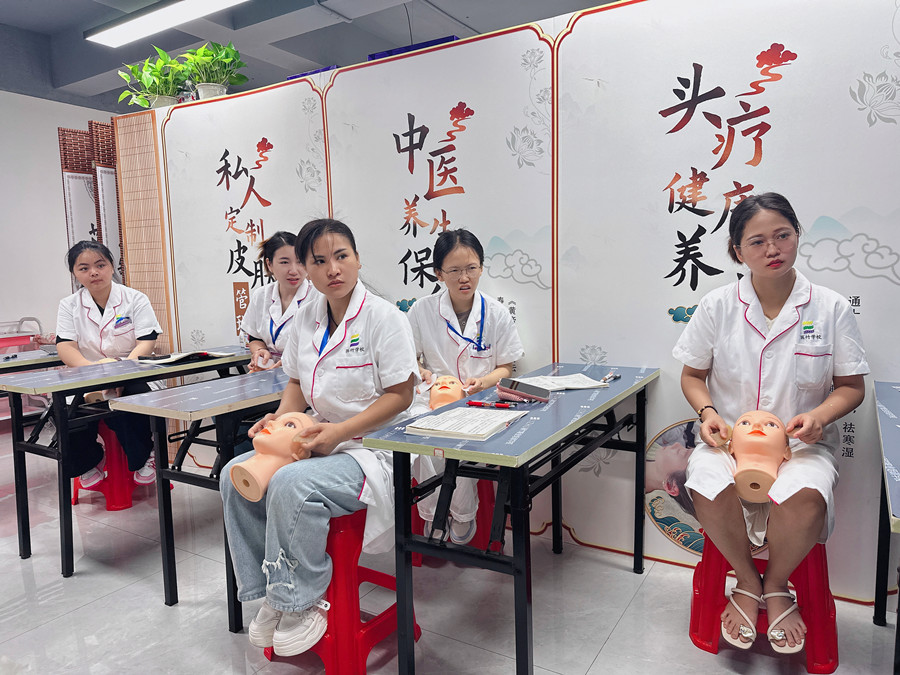 假頭模面部美容教學(xué)，南寧美容培訓(xùn)被認(rèn)可