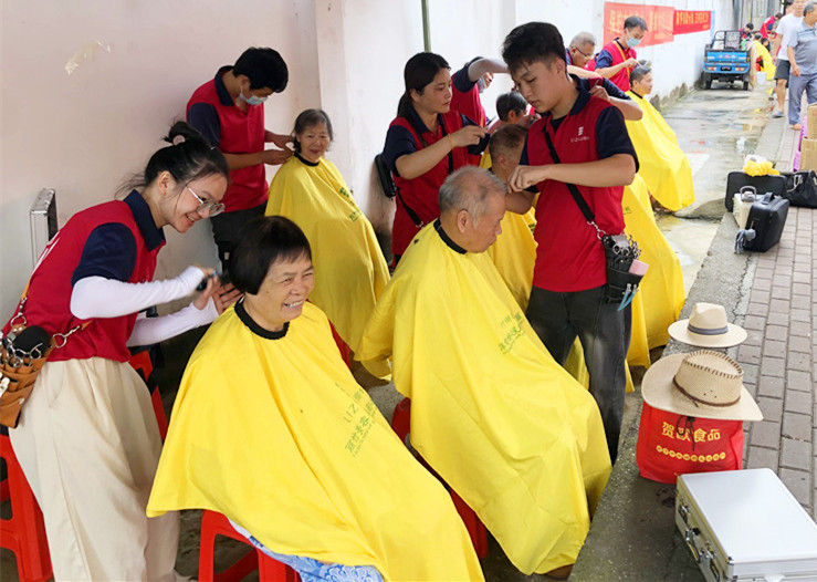 南寧理發(fā)美發(fā)學(xué)校為民免費(fèi)理發(fā)，個個都是“活雷鋒”