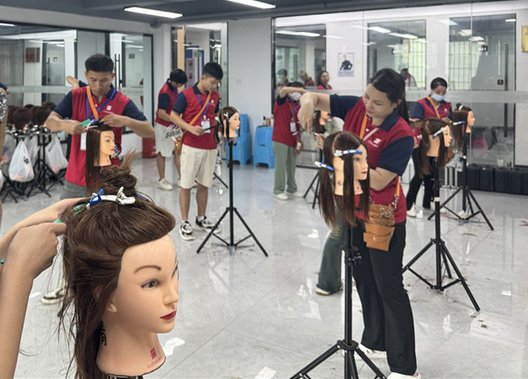 什么是挑剪？廣西美發(fā)剪發(fā)理發(fā)學(xué)校課堂講解
