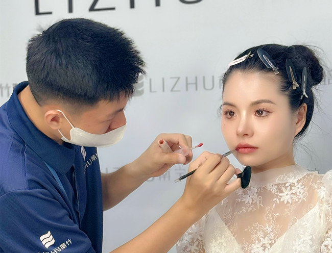 時(shí)尚簡約新娘造型，南寧新娘化妝造型學(xué)校作品