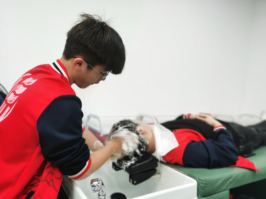 你頭發(fā)掉落的5個(gè)原因，南寧美發(fā)護(hù)發(fā)職校解析