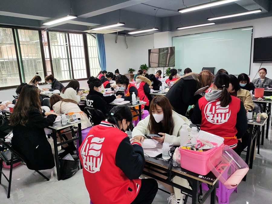 南寧美甲護(hù)理培訓(xùn)：為什么你的指甲又脆又??？