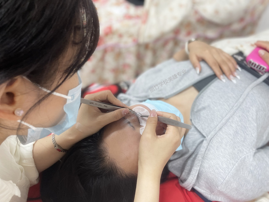 南寧美睫：不同經(jīng)驗(yàn)的美睫師如何選擇膠水？