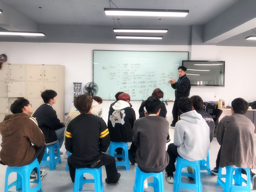 美發(fā)店常用的燙發(fā)方式，廣西燙染專業(yè)技術(shù)學(xué)?？偨Y(jié)分享