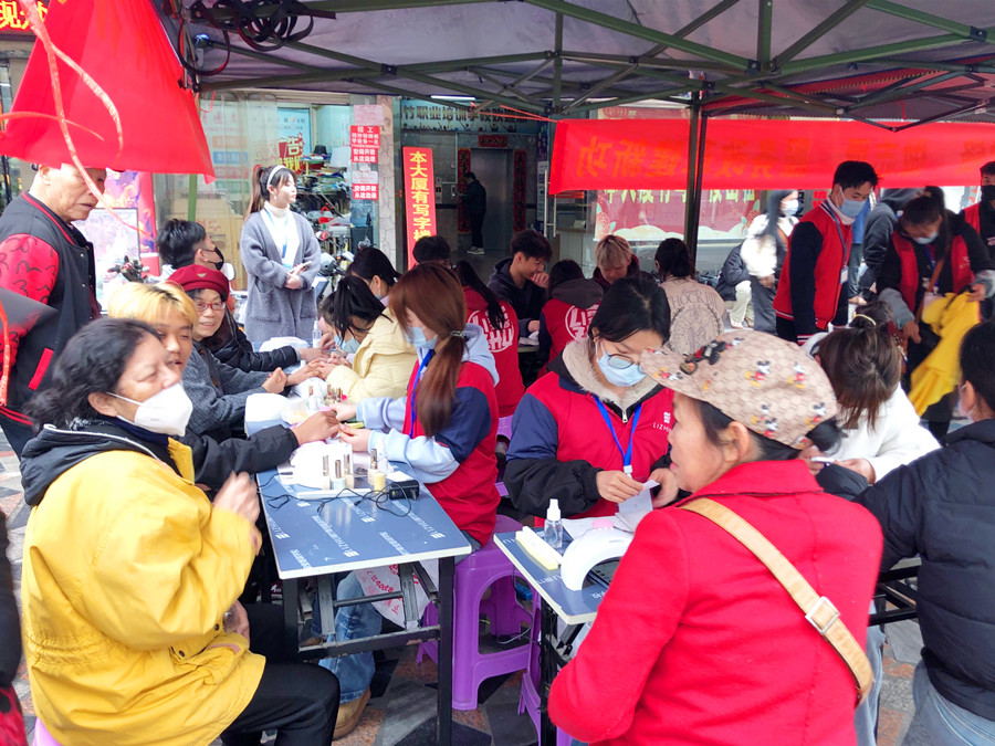 美甲活動免費，南寧美甲造型專業(yè)學校開啟“學雷鋒月”