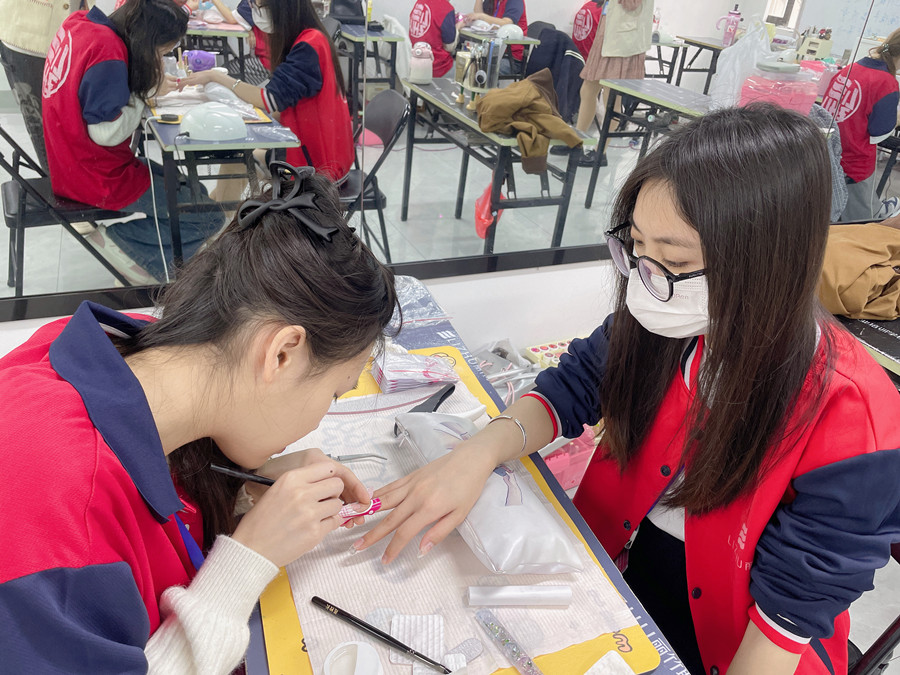 光療美甲進(jìn)氣泡怎么辦？南寧美甲課件講解