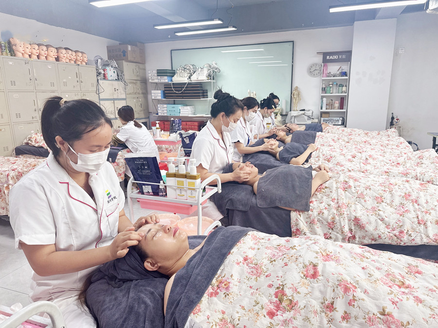如何使用面霜進(jìn)行面部按摩？南寧教面部按摩